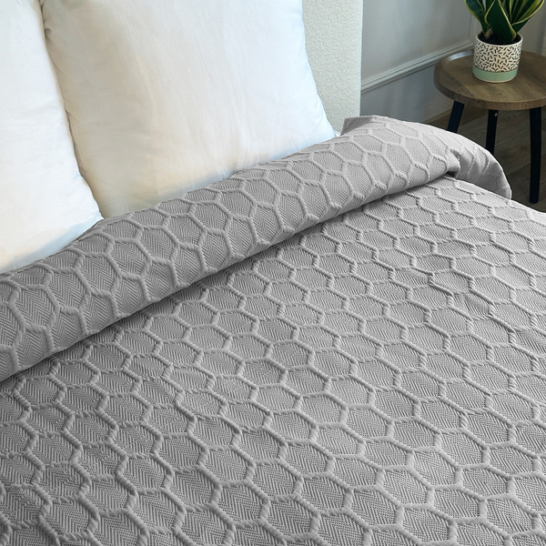 Parla 3D kétoldalas ágytakaró világosszürke színben 180x220 párnahuzat nélkül